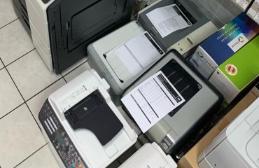 Drukarka wielofunkcyjna, a dwie oddzielne drukarki do drukowania i skanowania.